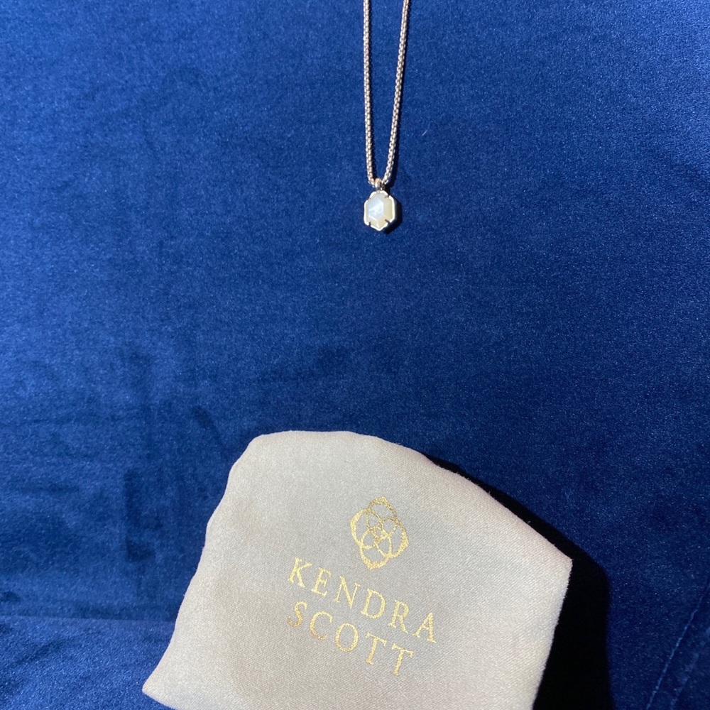 Kendra Scott Mother of Pearl Pendant Necklace NWOT - Picture 3 of 5